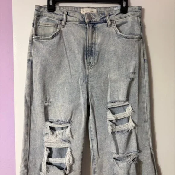 RISEN JEANS High Rise Distressed Knee, Relax Fit Flare Jean (13/31) Light Wash - Picture 6 of 10